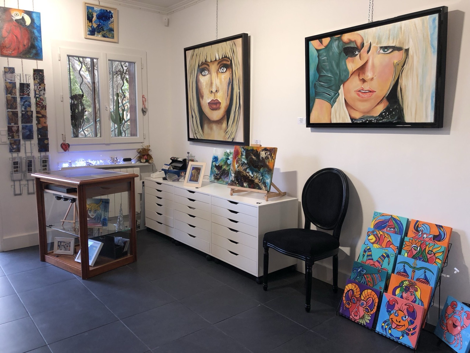 Plan de travail dans l'atelier de Sabine Vandermouten, tubes d'acrylique, pots d'encre, pinceaux