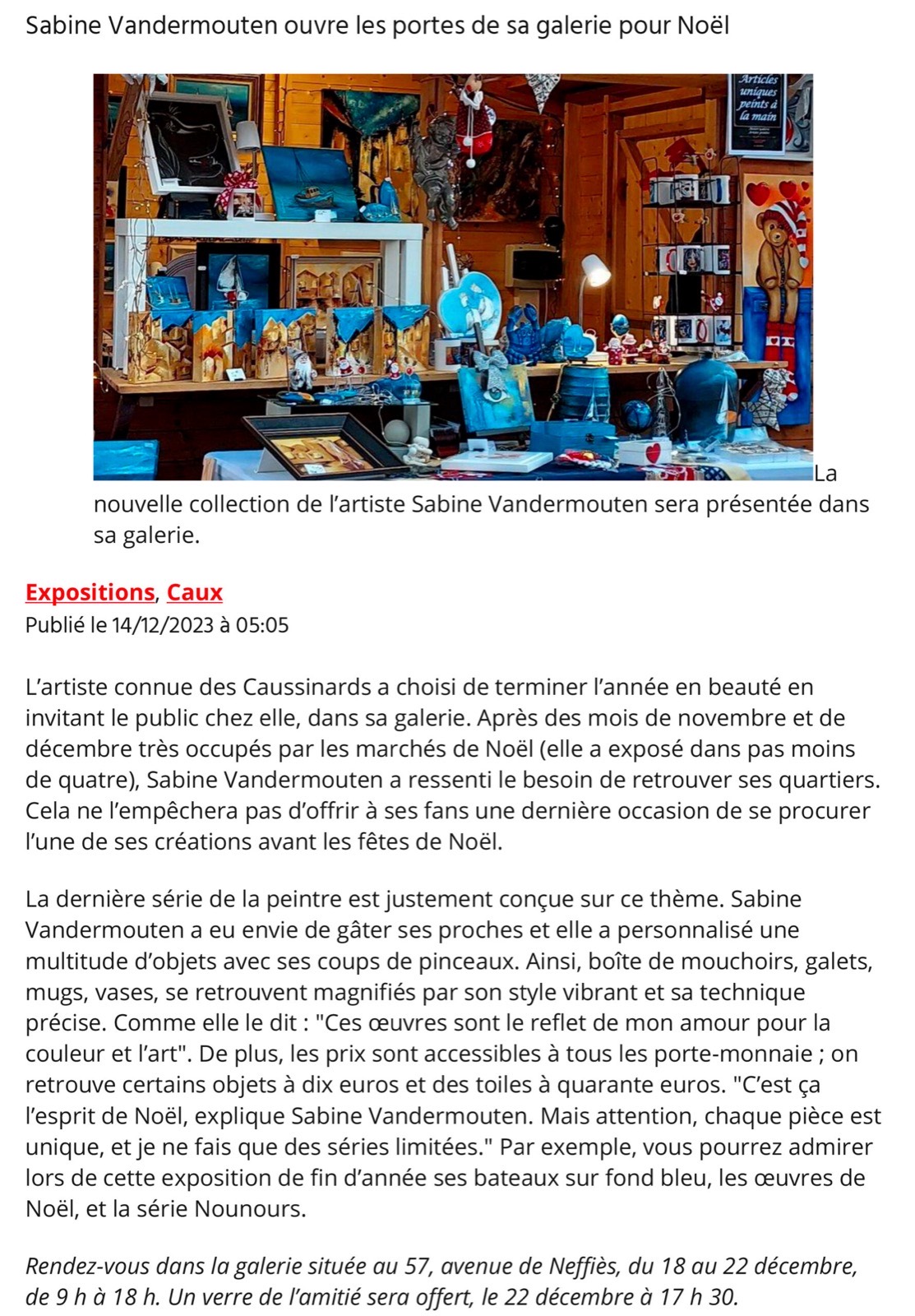 Sabine Vandermouten dans une galerie, lors d'une exposition couverte par la presse