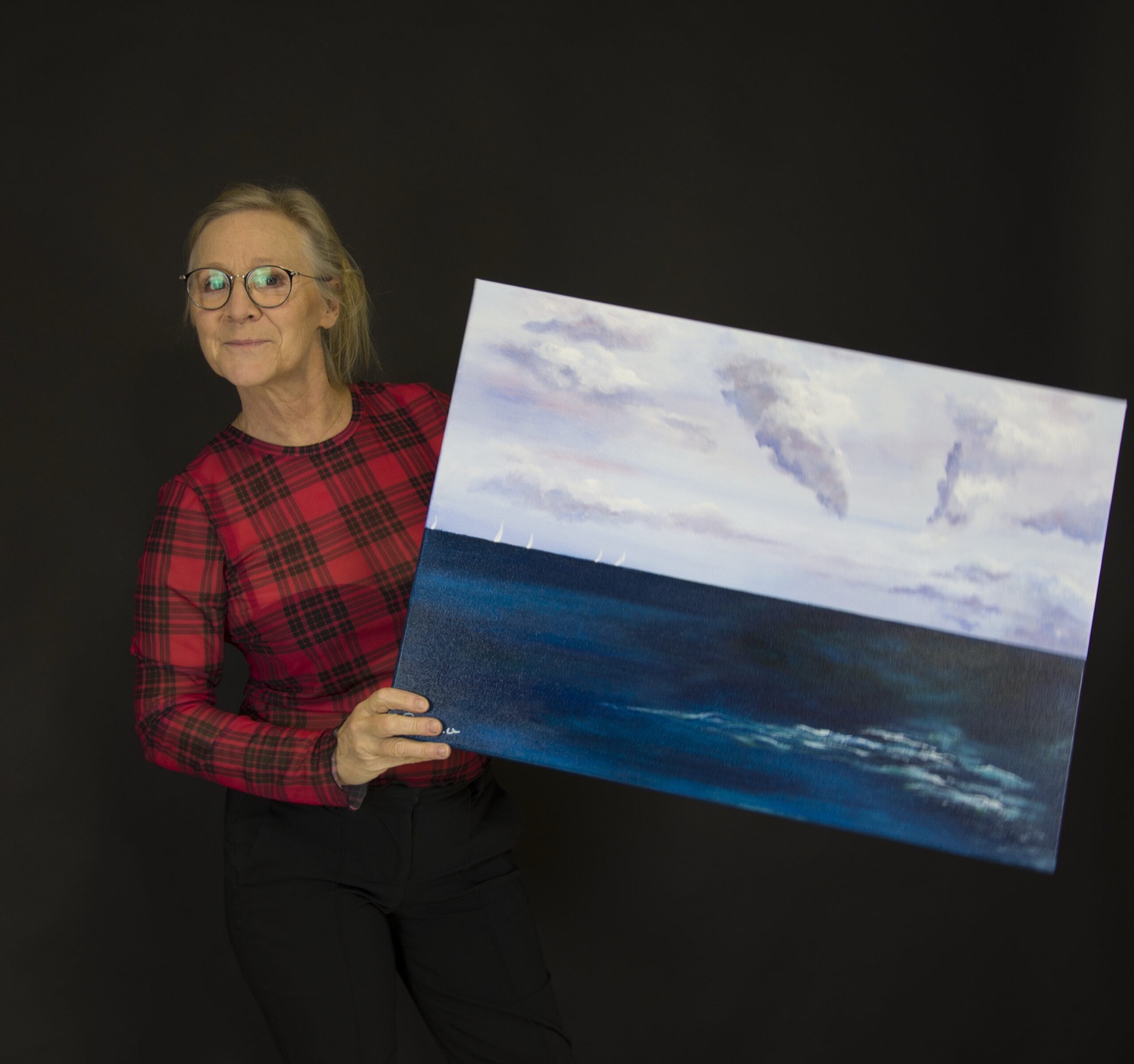 Sabine Vandermouten au bord de la Méditerranée, source d'inspiration des séries Voiliers et Marines