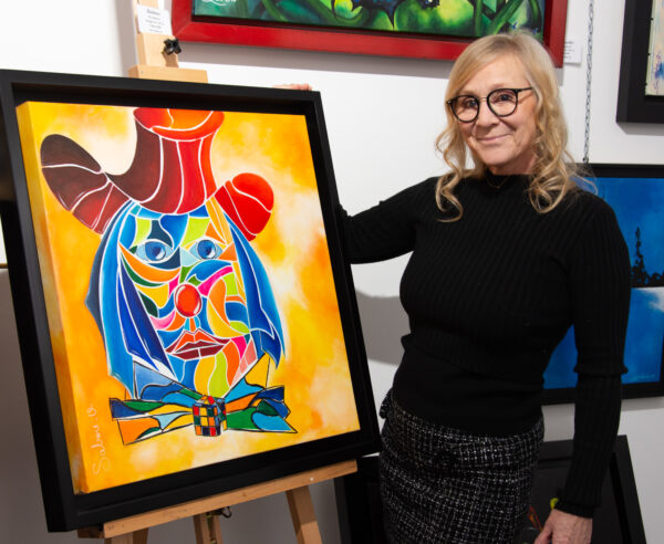 Sabine Vandermouten au travail dans son atelier, sur une toile de la série Visages